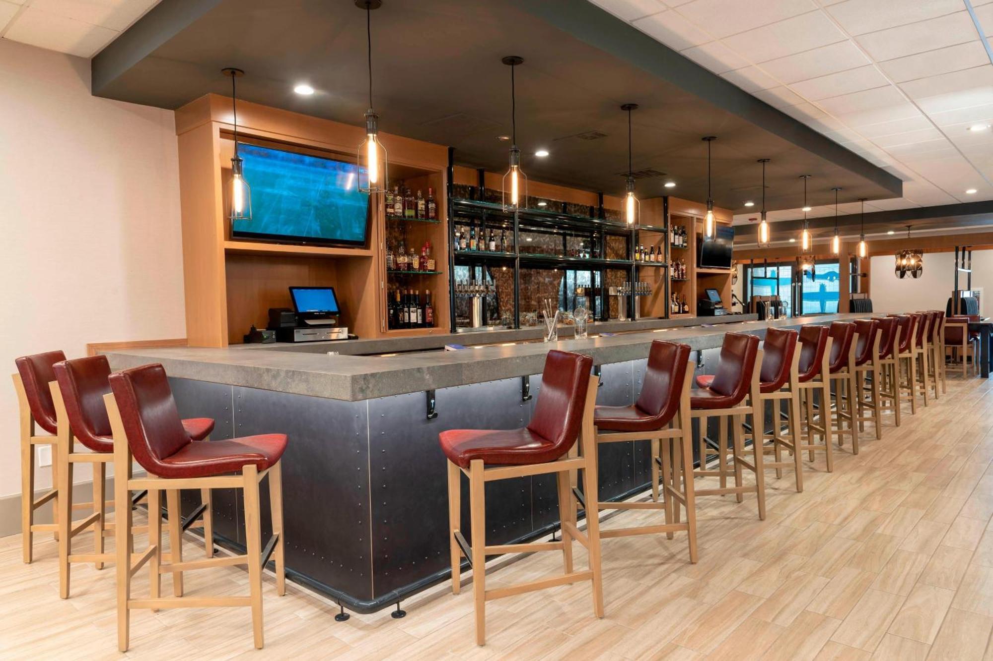 Delta Hotels By Marriott Kalamazoo Conference Center Bagian luar foto