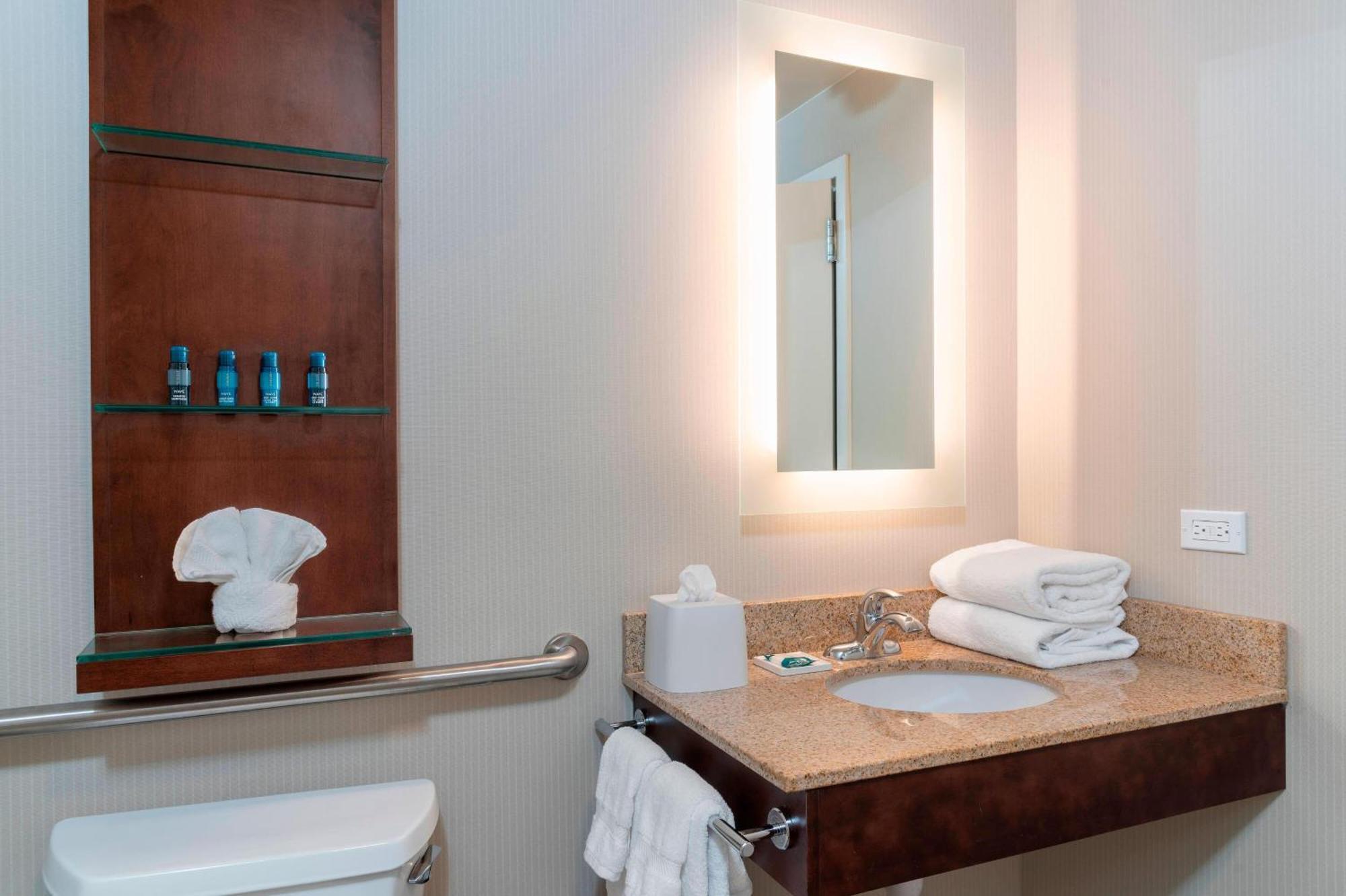 Delta Hotels By Marriott Kalamazoo Conference Center Bagian luar foto
