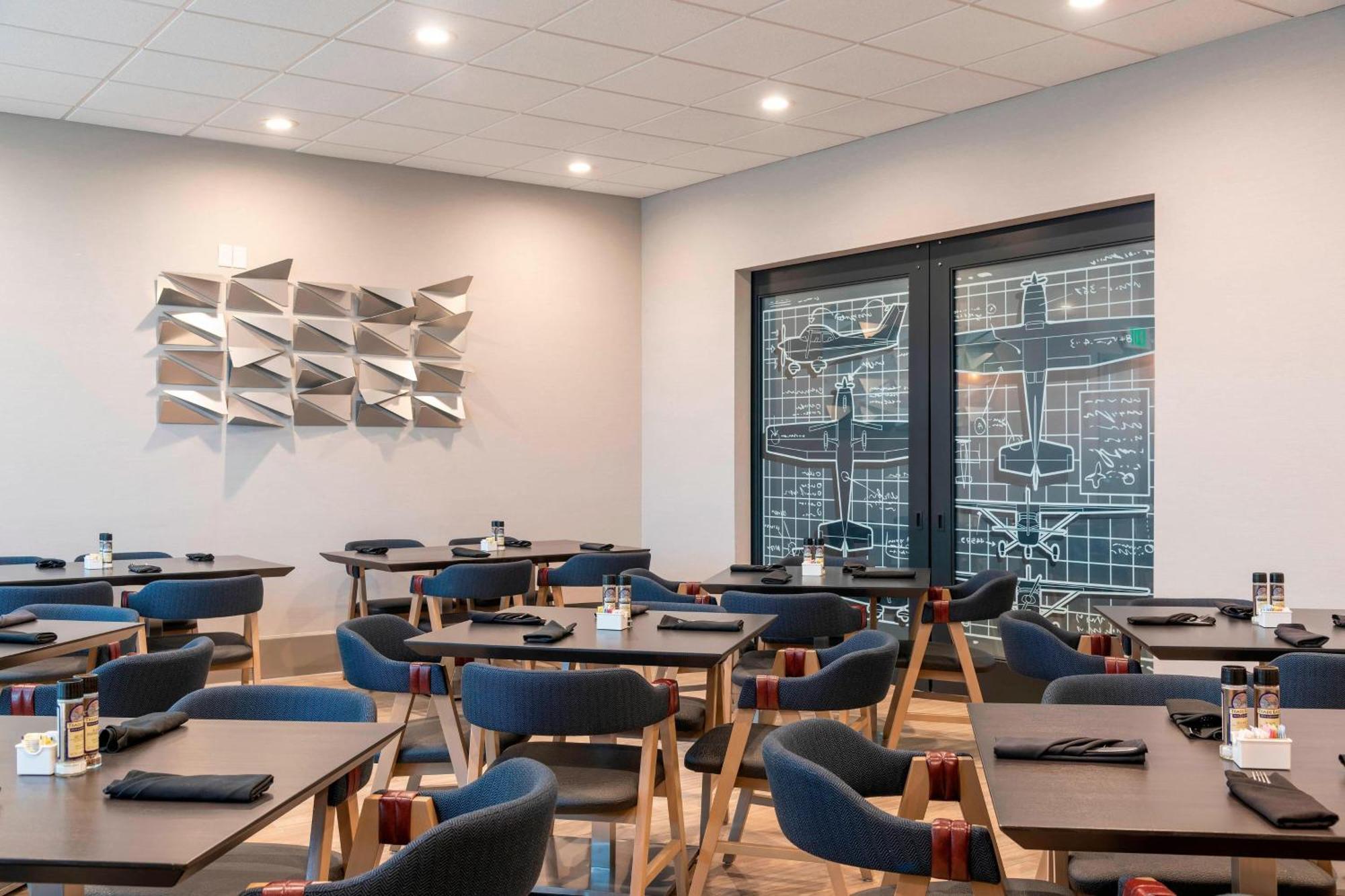 Delta Hotels By Marriott Kalamazoo Conference Center Bagian luar foto