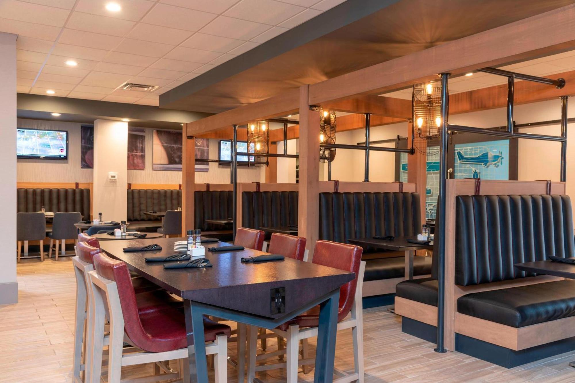 Delta Hotels By Marriott Kalamazoo Conference Center Bagian luar foto
